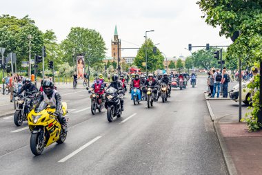 Berlin, Almanya - 28 Mayıs 2016: Berlin motosiklet geçit törenine violance karşı