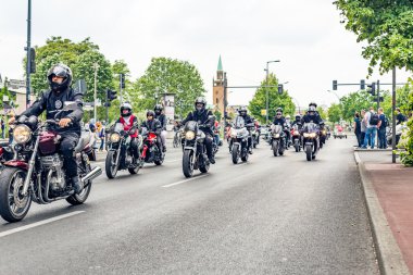 Berlin, Almanya - 28 Mayıs 2016: Berlin motosiklet geçit törenine violance karşı