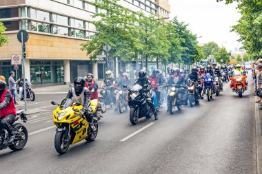 Berlin, Almanya - 28 Mayıs 2016: Berlin motosiklet geçit törenine violance karşı