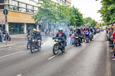 Berlin, Almanya - 28 Mayıs 2016: Berlin motosiklet geçit törenine violance karşı