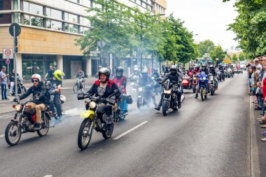 Berlin, Almanya - 28 Mayıs 2016: Berlin motosiklet geçit törenine violance karşı