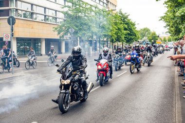Berlin, Almanya - 28 Mayıs 2016: Berlin motosiklet geçit törenine violance karşı
