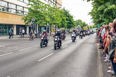 Berlin, Almanya - 28 Mayıs 2016: Berlin motosiklet geçit törenine violance karşı