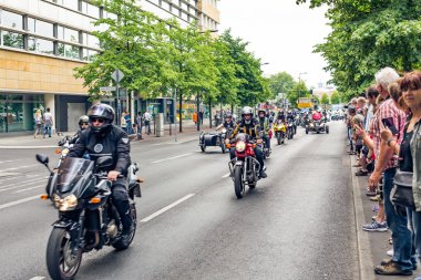 Berlin, Almanya - 28 Mayıs 2016: Berlin motosiklet geçit törenine violance karşı