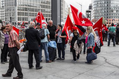 Berlin, Almanya - 28 Mayıs 2016: Türk grupları protesto oy Ermeni Soykırımı.