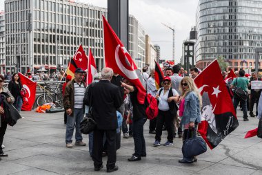 Berlin, Almanya - 28 Mayıs 2016: Türk grupları protesto oy Ermeni Soykırımı.