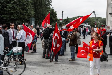 Berlin, Almanya - 28 Mayıs 2016: Türk grupları protesto oy Ermeni Soykırımı.
