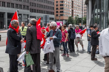 Berlin, Almanya - 28 Mayıs 2016: Türk grupları protesto oy Ermeni Soykırımı.