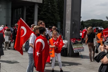 Berlin, Almanya - 28 Mayıs 2016: Türk grupları protesto oy Ermeni Soykırımı.