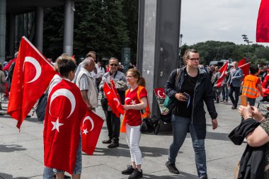 Berlin, Almanya - 28 Mayıs 2016: Türk grupları protesto oy Ermeni Soykırımı.