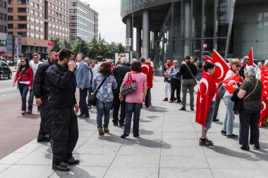 Berlin, Almanya - 28 Mayıs 2016: Türk grupları protesto oy Ermeni Soykırımı.