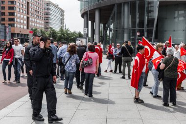 Berlin, Almanya - 28 Mayıs 2016: Türk grupları protesto oy Ermeni Soykırımı.