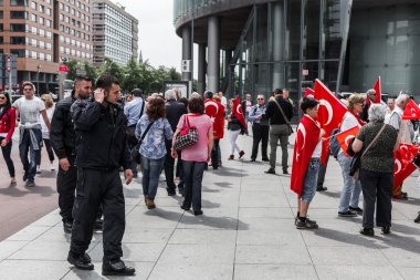 Berlin, Almanya - 28 Mayıs 2016: Türk grupları protesto oy Ermeni Soykırımı.