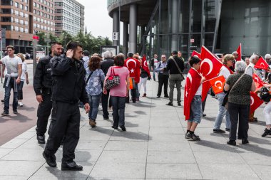 Berlin, Almanya - 28 Mayıs 2016: Türk grupları protesto oy Ermeni Soykırımı.