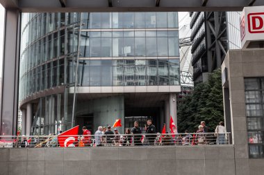 Berlin, Almanya - 28 Mayıs 2016: Türk grupları protesto oy Ermeni Soykırımı.