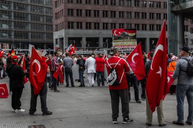 Berlin, Almanya - 28 Mayıs 2016: Türk grupları protesto oy Ermeni Soykırımı.