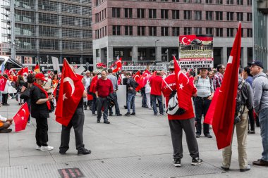 Berlin, Almanya - 28 Mayıs 2016: Türk grupları protesto oy Ermeni Soykırımı.