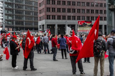 Berlin, Almanya - 28 Mayıs 2016: Türk grupları protesto oy Ermeni Soykırımı.