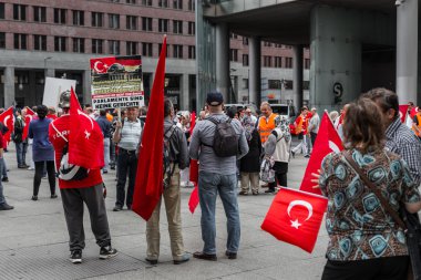 Berlin, Almanya - 28 Mayıs 2016: Türk grupları protesto oy Ermeni Soykırımı.