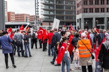 Berlin, Almanya - 28 Mayıs 2016: Türk grupları protesto oy Ermeni Soykırımı.