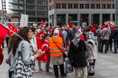 Berlin, Almanya - 28 Mayıs 2016: Türk grupları protesto oy Ermeni Soykırımı.