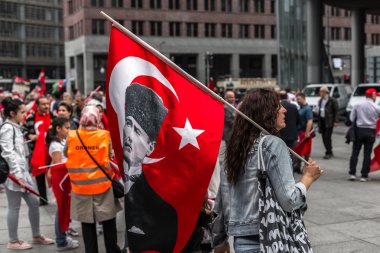 Berlin, Almanya - 28 Mayıs 2016: Türk grupları protesto oy Ermeni Soykırımı.