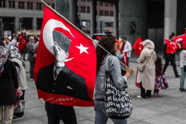 Berlin, Almanya - 28 Mayıs 2016: Türk grupları protesto oy Ermeni Soykırımı.