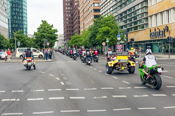Berlin, Almanya - 28 Mayıs 2016: Berlin motosiklet geçit törenine violance karşı