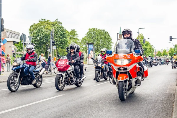 Berlin, Almanya - 28 Mayıs 2016: Berlin motosiklet geçit törenine violance karşı