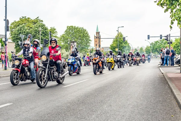 Berlin, Almanya - 28 Mayıs 2016: Berlin motosiklet geçit törenine violance karşı