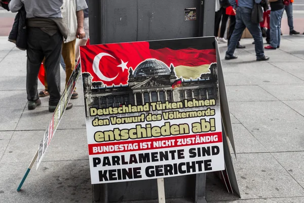 Berlin, Almanya - 28 Mayıs 2016: Türk grupları protesto oy Ermeni Soykırımı. — Stok fotoğraf