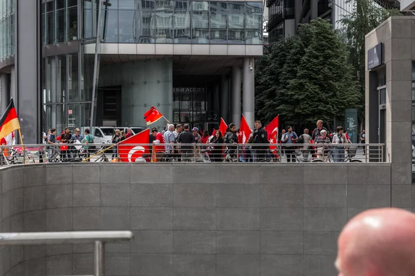 Berlin, Almanya - 28 Mayıs 2016: Türk grupları protesto oy Ermeni Soykırımı.