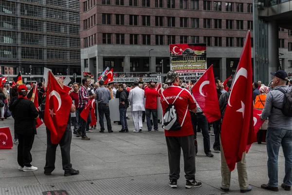 Berlin, Almanya - 28 Mayıs 2016: Türk grupları protesto oy Ermeni Soykırımı.