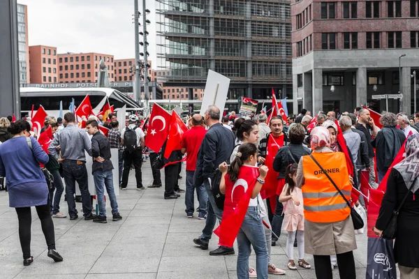 Berlin, Almanya - 28 Mayıs 2016: Türk grupları protesto oy Ermeni Soykırımı.