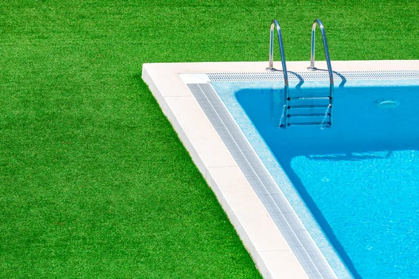 Piscina con escalera en el complejo hotelero — Foto de Stock