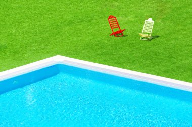 Şezlonglar sonsuzluk yüzme havuzuna bakan