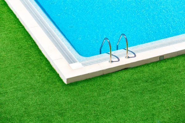 Hotel swimming pool with sunny reflections — Stock Photo, Image