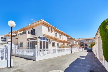 Orihuela, İspanya - 06 Haziran 2016: turist İspanya denize yakın daire