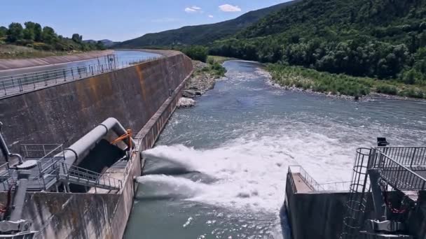 Waterkrachtcentrale in Alpine bergen — Stockvideo
