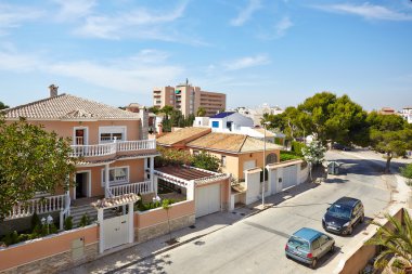Orihuela, İspanya - 09 Haziran 2016: daire ve villa için turistler denize yakın