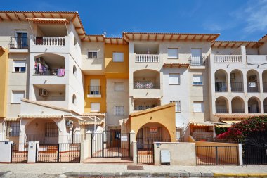 Orihuela, İspanya - 09 Haziran 2016: daire ve villa için turistler denize yakın