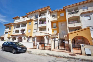 Orihuela, İspanya - 09 Haziran 2016: daire ve villa için turistler denize yakın