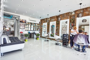 Orihuela, İspanya - 15 Haziran 2016: Avrupa ülkesinde modern tasarımı ile güzellik salonları