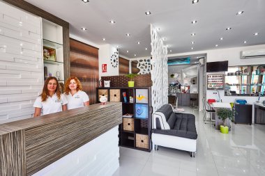 Orihuela, İspanya - 15 Haziran 2016: Avrupa ülkesinde modern tasarımı ile güzellik salonları