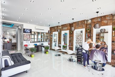 Orihuela, İspanya - 15 Haziran 2016: Avrupa ülkesinde modern tasarımı ile güzellik salonları