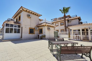 Orihuela, İspanya - 15 Haziran 2016: turist İspanya denize yakın daire