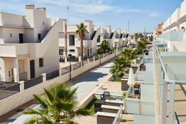 Orihuela, İspanya - 18 Haziran 2016: turistler denize yakın daire