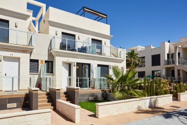 Orihuela, İspanya - 18 Haziran 2016: turistler denize yakın daire