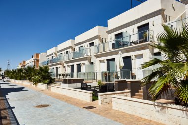 Orihuela, İspanya - 18 Haziran 2016: turistler denize yakın daire