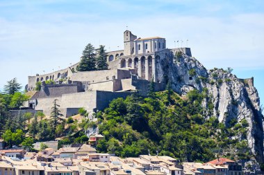 Fransız Alpleri'nde bir tepe üzerinde şehrin Manzara